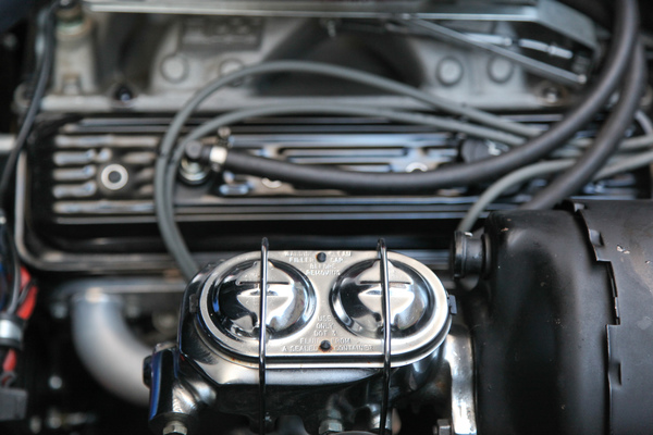 Versteigerung Oldtimer Galerie in Toffen am 29. April 2017 - Blick unter die Haube der Corvette Stingray