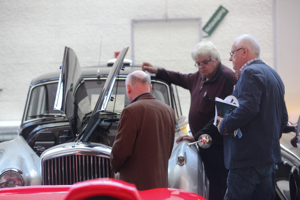Versteigerung Oldtimer Galerie in Toffen am 29. April 2017 - der Bentley S1 stiess auf Interesse