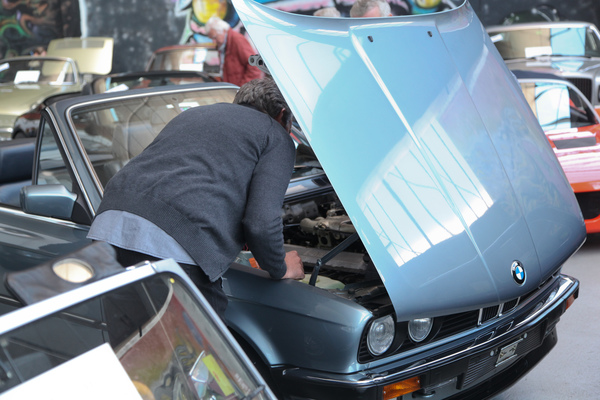 Versteigerung Oldtimer Galerie in Toffen am 29. April 2017 - der Motor des BMW 325i Cabriolet wird inspiziert