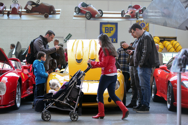 Versteigerung Oldtimer Galerie in Toffen am 29. April 2017 - es wird eifrig fotografiert und geschaut