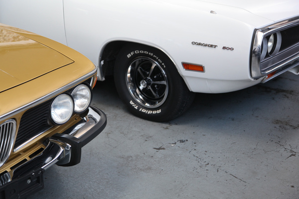 Versteigerung Oldtimer Galerie in Toffen am 29. April 2017 - unterschiedliche Fahrzeugphilosophien - BMW 3.0 CS und Dodge Coronet