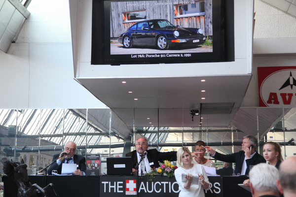 Versteigerung Oldtimer Galerie in Toffen am 29. April 2017 - viel Interesse am Porsche 964 (Carrera 2)