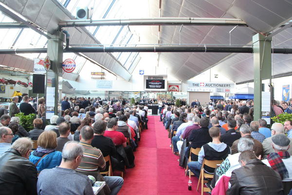 Versteigerung Oldtimer Galerie in Toffen am 29. April 2017 - volles Haus