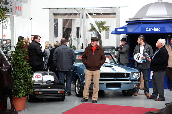 Versteigerung Toffen vom 1. Dezember 2012 - Manchmal stehlen die kleinen - Kinderauto Ferrari Mondial - den grossen die Show