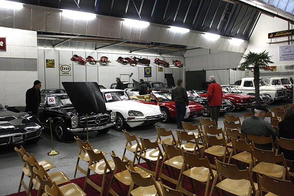 Versteigerung Toffen vom 1. Dezember 2012 - Steigerungsobjekte aufgerieht - von links nach rechts Chevrolet Corvette Stingray, Mercedes-Benz 280 SL, Citroën DS 21 Pallas, Ferrari Mondial, Jaguar E-Type V12, usw.