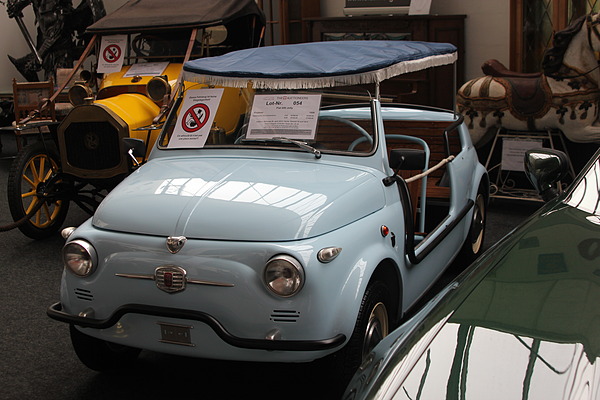 Versteigerung der Oldtimer Galerie in Toffen am 28. April 2012 - Der Fiat 500 Jolly (Lot 54) erreicht das Minimum-Angebot nicht