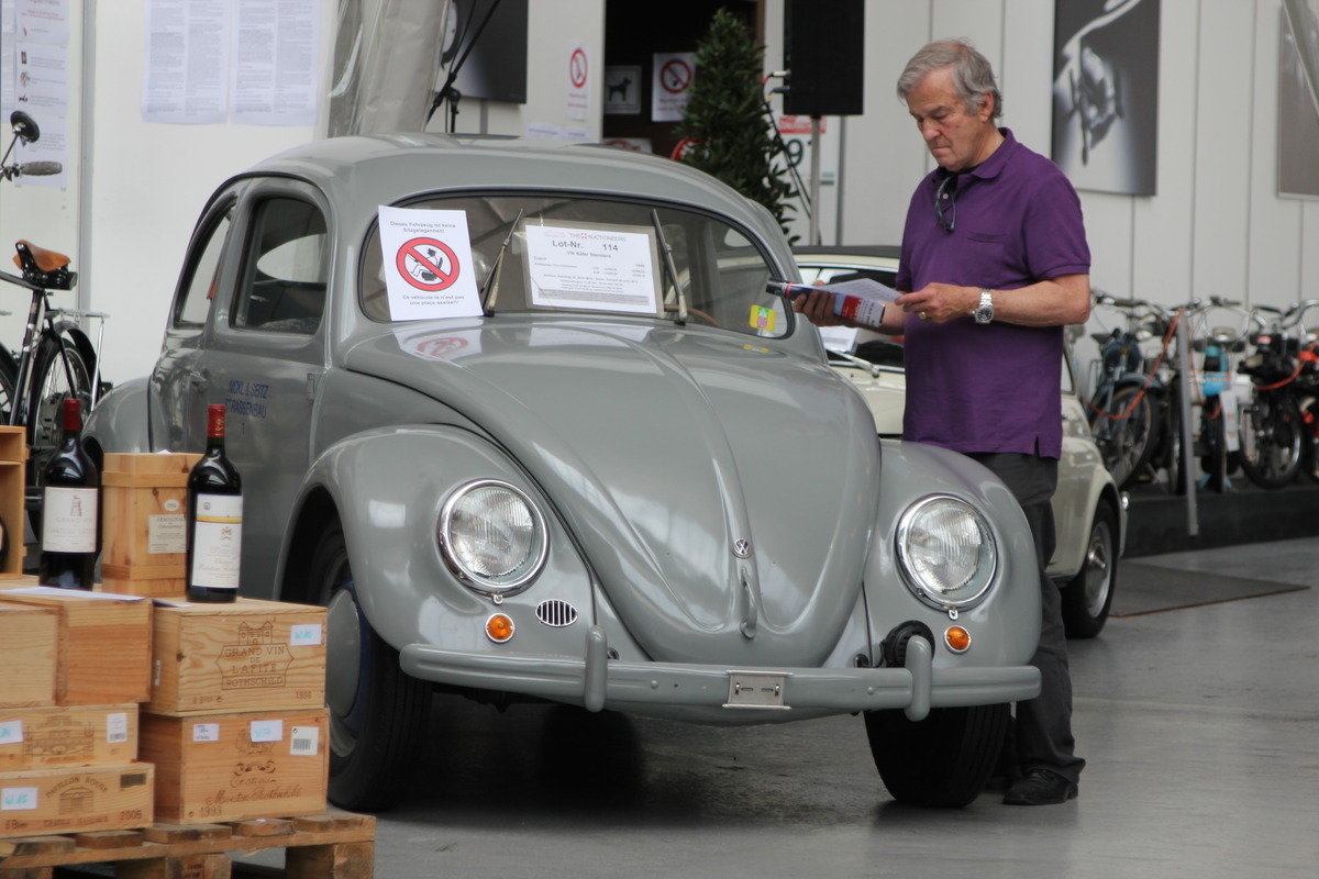 Versteigerung der Oldtimer Galerie in Toffen am 28. April 2012 - Der VW Käfer von 1949 weckt Interesse