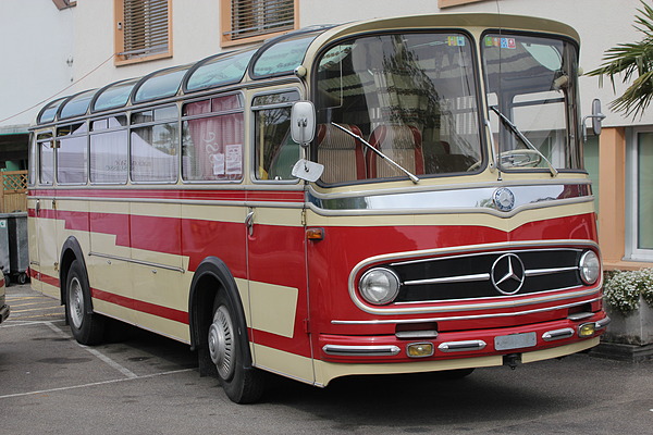 Versteigerung der Oldtimer Galerie in Toffen am 28. April 2012 - Der zum Wohnmobil umgebaute Bus findet für CHF 31'000 einen neuen Besitzer