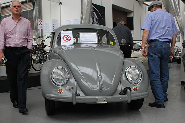 Versteigerung der Oldtimer Galerie in Toffen am 28. April 2012 - Die Gebote für den Käfer (VW Standard 1949) übertreffen den Schätzpreis deutlich