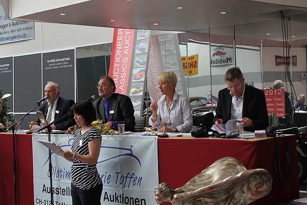 Versteigerung der Oldtimer Galerie in Toffen am 28. April 2012 - Konzentration ist angesagt - kein Angebot darf übersehen werden