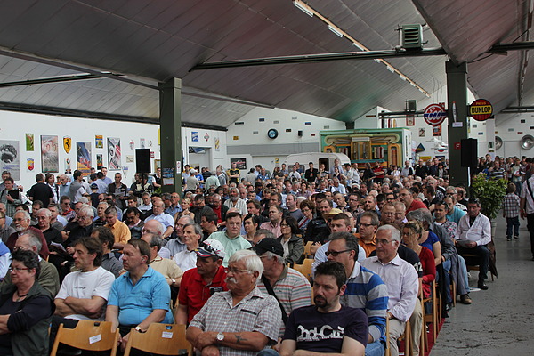 Versteigerung der Oldtimer Galerie in Toffen am 28. April 2012 - Volles Haus in Toffen