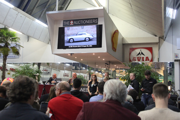 Versteigerung der Oldtimer Galerie in Toffen am 29. November 2014 - Beim Porsche 356 B T5 Super 90 fiel der Hammer bei CHF 75'000 unter Vorbehalt