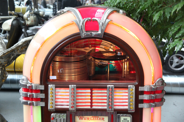 Versteigerung der Oldtimer Galerie in Toffen am 29. November 2014 - Diese Wurlitzer-Musikbox wurde für CHF 13'000 unter Vorbehalt zugeschlagen