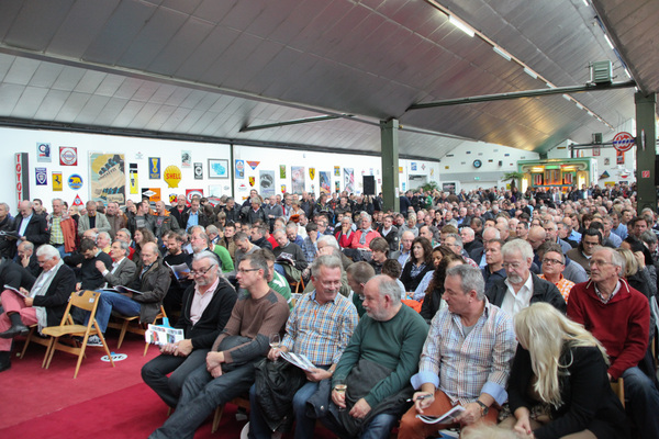 Versteigerung der Oldtimer Galerie in Toffen am 29. November 2014 - Gespanntes Publikum