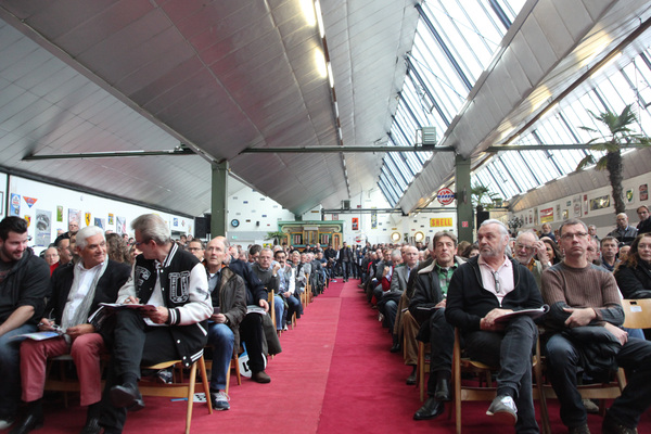 Versteigerung der Oldtimer Galerie in Toffen am 29. November 2014 - Voll besetzter Saal