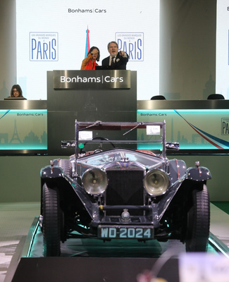 Versteigerung im Gange, Malcolm Barber schwingt den Hammer - Bonhams Versteigerung "Les Grandes Marques du Monde à Paris" 2024