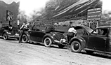 Versuchstour der harten Sorte: Fery Porsche (links) mit Testfahrern und Volkswagen-Prototypen 1938 am Stilfser Joch auf der Südwestrampe (V303, W30 Cabriolet, VW38).