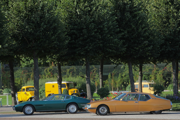 Verwandte mit unterschiedlichen Herstellern - links der Maserati Ghibli, rechts der Citroën SM mit Maserati-Motor - Classic-Gala Schwetzingen 2018