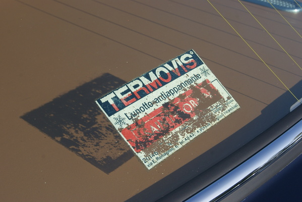 Verwitterter Aufkleber für die Klimaanlage an einem Lamborghini Islero – Albisgütli Classic Cars & Bikes Oktober 2023