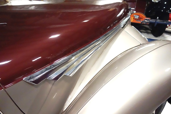 Rosengart Supertraction Mylord (1939) – geschweifte Zierleiste