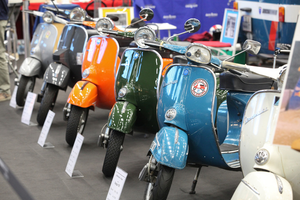 Vespa Roller in Reih' und Glied - Classic Expo Salzburg 2019