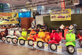 Vespa-Roller in tollen Farben - Auto e Moto d'Epoca Padova 2015