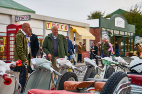 Vespas an der Revival High Street - Impressionen vom Goodwood Revival 2015