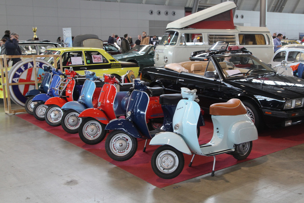 Vespas in Reih' und Glied - Retro Classics Stuttgart 2020