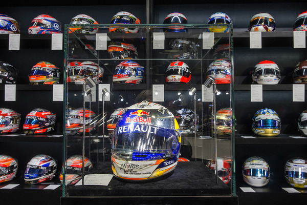 Vettel-Helm als Teil der zu versteigernden Artcurial-Helmsammlung - Rétromobile Paris 2019