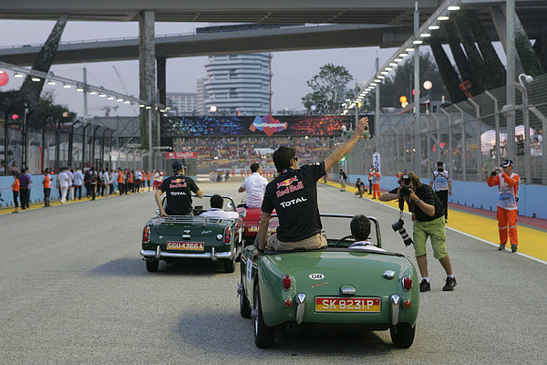 ... Vettel im MG und Webber im Austin.