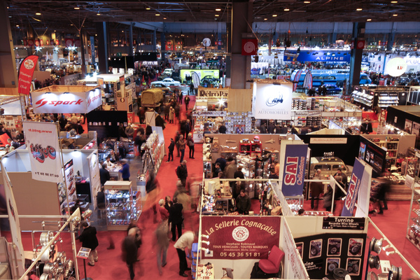 Viel Betrieb, nur selten waren die Gänge so leer - Rétromobile Paris 2016