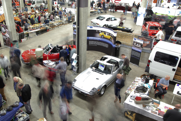 Image: Lots of activity, many interested visitors, not only at the Touring Garage - Oldtimermesse St. Gallen 2017