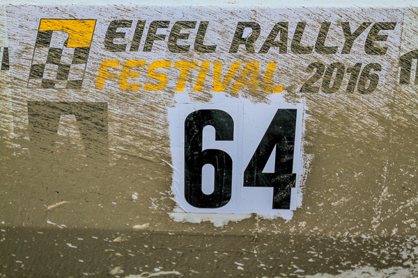 Viel Dreck auf der sonst polierten Karosserie gehört dazu - Eifel Rallye Festival 2016