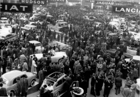 Viel Gedränge an den Besuchertagen des Salons - Genfer Automobilsalon 1957