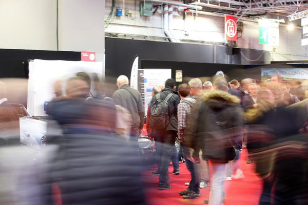 Bild Viel Gedränge und Fussvolk am Freitag - Rétromobile Paris 2020