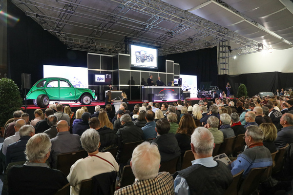 Bild: Viel Interesse an der Versteigerung der über 50 Auto- und Motorrad-Lots - Versteigerung der Oldtimer Galerie in Gstaad am 29. Dezember 2022