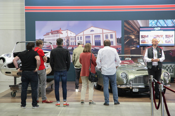 Viel Interesse für Aston Martin Klassiker auf dem Emil Frey Classics Stand - Swiss Classic World Luzern 2021