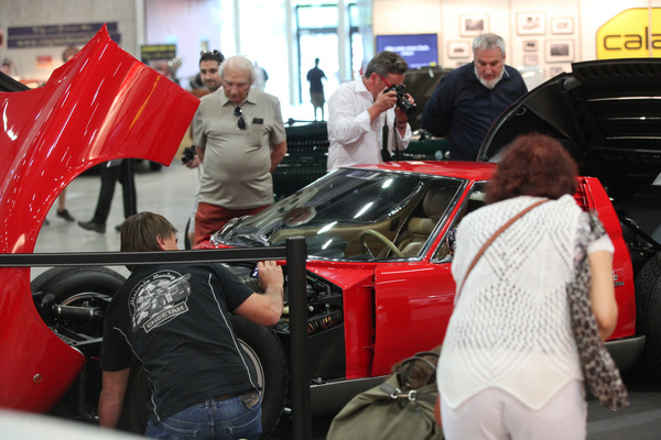 Bild Viel Interesse für den Lamborghini Miura S von Lutziger Classic Cars - Swiss Classic World Luzern 2018