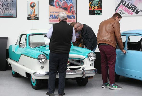 Viel Interesse für den Nash Metropolitan, der für CHF 12'000 zugeschlagen wurde - Versteigerung der Oldtimer Galerie Toffen am 20. Oktober 2018