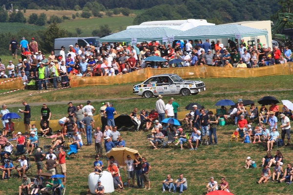 Viel Publikum, aber ein paar Zuschauer hätten schon noch Platz gefunden beim Shakedown - ADAC Eifel Rallye Festival 2018