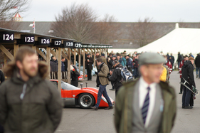 Viel Publikum an den Boxen der Gruppe-5-Prototypen - Goodwood Members Meeting 2016