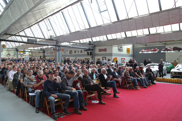 Viel Publikum in Toffen, aber der Saal war schon etwas voller - Versteigerung der Oldtimer Galerie in Toffen am 19. Oktober 2019