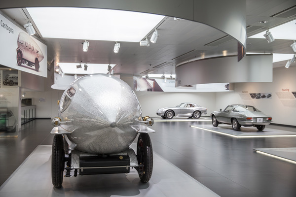 Viel Raum und auch farblich geschmackvolle Fahrzeugauswahl - im Museo Storico Alfa Romeo Arese