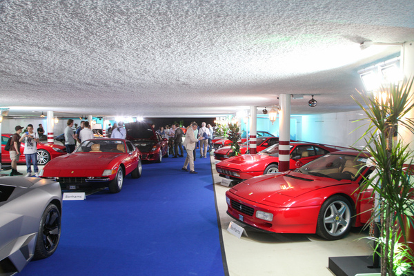 Viel Rot auf der oberen Etage der Fahrzeugschau - Bonhams Gstaad Versteigerung vom 3. Juli 2022