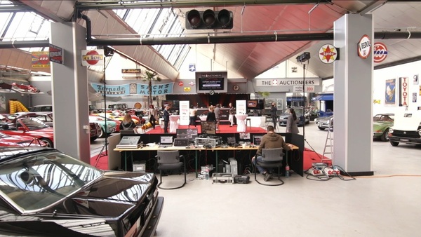 Viel Technik ist für die Liveübertragung nötig - Versteigerung Oldtimer Galerie Toffen vom 27. März 2021