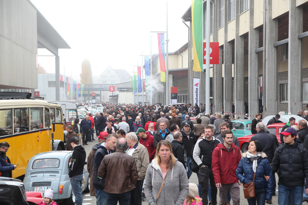 Viel Volk schon am noch vernebelten Morgen - Oldtimermesse St. Gallen am 30. Oktober 2016