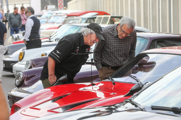 Viele Besitzer dokumentieren ihre Autos unter der Windschutzscheibe - ein Blick darauf kann lehrreich sein – Older Classics Mai 2024