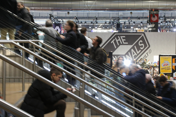 Viele Besucher, die Rolltreppen zum Durchgang zur Halle 2 sorgen für Staus – Rétromobile Paris 2025