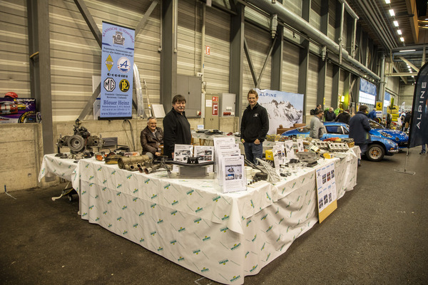 Viele Besucher hätten gerne mehr davon gesehen: Stand eines Autoteileanbieters, hier Heinz und Michi Bleuer aus Bellach – Swiss RetroMecanika 2023