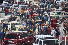 Viele Besucher vor allem am Samstag und Sonntag - Retro Classics Stuttgart 2019 Viele Besucher vor allem am Samstag und Sonntag - Retro Classics Stuttgart 2019